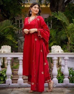 Red chanderi silk sequin v-neck kurta set with embroidered organza dupatta 5
