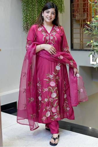 Dark pink chanderi silk sequin v-neck kurta set with organza dupatta