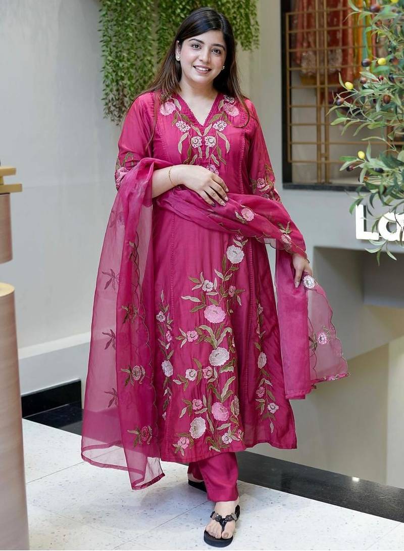 Dark pink chanderi silk sequin v-neck kurta set with organza dupatta