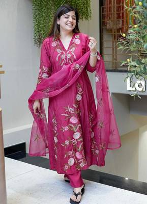 Dark pink chanderi silk sequin v-neck kurta set with organza dupatta 2