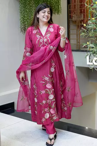 Dark pink chanderi silk sequin v-neck kurta set with organza dupatta