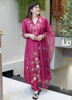 Dark pink chanderi silk sequin v-neck kurta set with organza dupatta 3