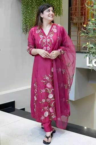 Dark pink chanderi silk sequin v-neck kurta set with organza dupatta