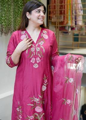 Dark pink chanderi silk sequin v-neck kurta set with organza dupatta 4