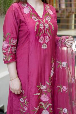 Dark pink chanderi silk sequin v-neck kurta set with organza dupatta 5