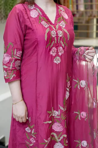 Dark pink chanderi silk sequin v-neck kurta set with organza dupatta