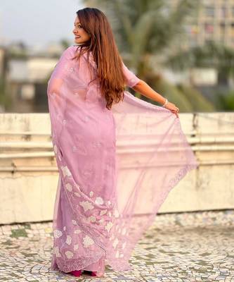 Laveder thread embroidery floral work  organza    party wear elegant style  designer saree  with blouse piece 2