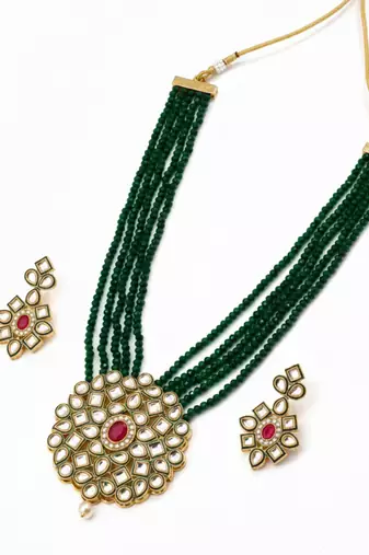  women gold plated green kundan jewellery set