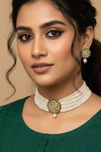 women gold plated white kundan jewellery set