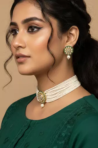  women gold plated white kundan jewellery set