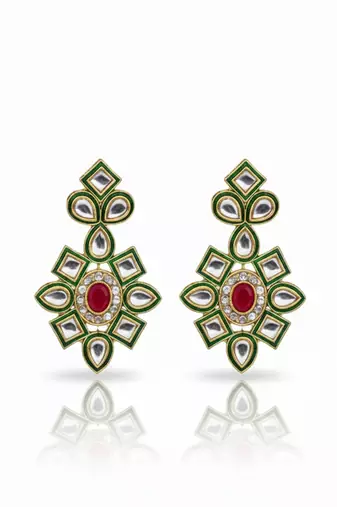  women gold plated white kundan jewellery set