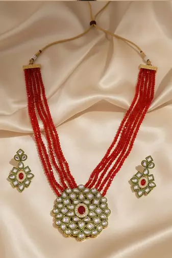  women gold plated red kundan jewellery set