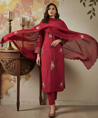 Red chanderi silk sequin v-neck kurta set with embroidered organza dupatta 2