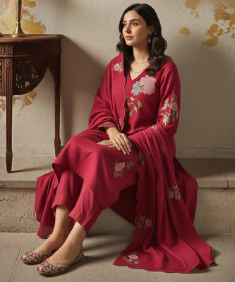 Red chanderi silk sequin v-neck kurta set with embroidered organza dupatta 3