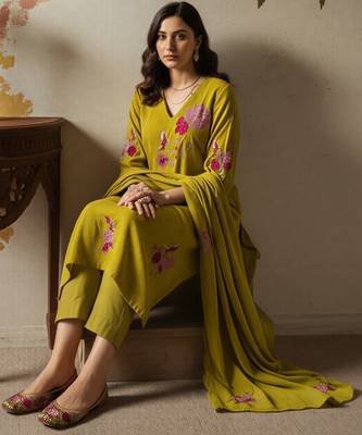 Mehendi green chanderi silk sequin kurta set with embroidered organza dupatta 4
