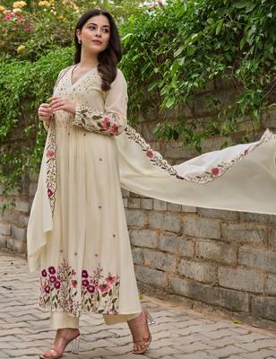 White chanderi silk sequin v-neck kurta set with embroidered chanderi dupatta 2