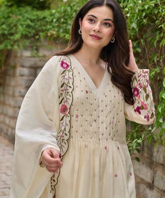 White chanderi silk sequin v-neck kurta set with embroidered chanderi dupatta 4