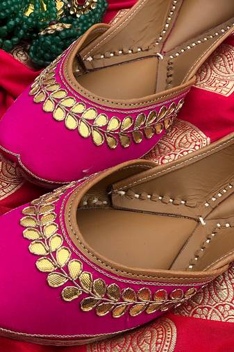 Rani pink embroidered leather juttis