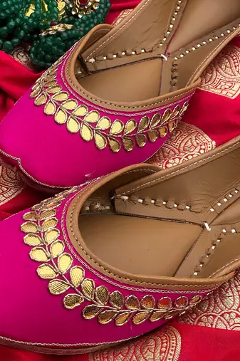 Rani pink embroidered leather juttis