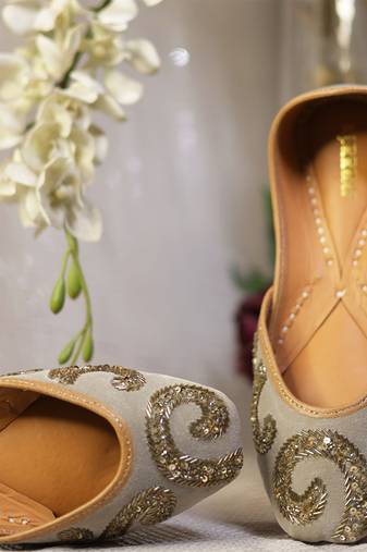 Grey embroidered leather juttis