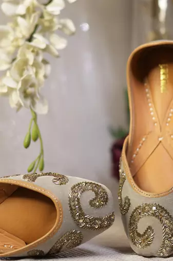 Grey embroidered leather juttis