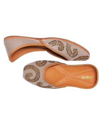Grey embroidered leather juttis 2