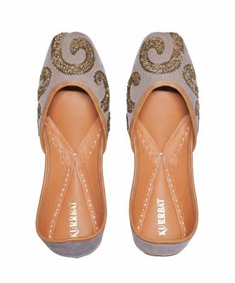 Grey embroidered leather juttis 3