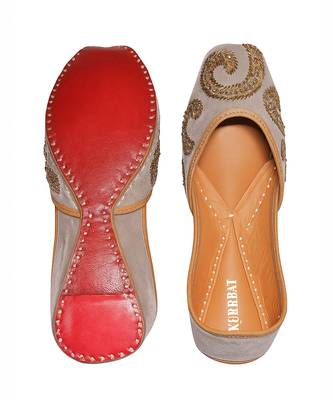 Grey embroidered leather juttis 4