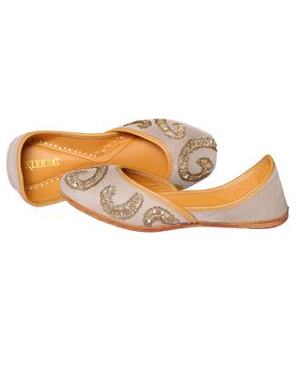 Grey embroidered leather juttis 5
