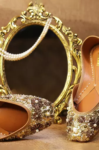 Gold embroidered leather juttis