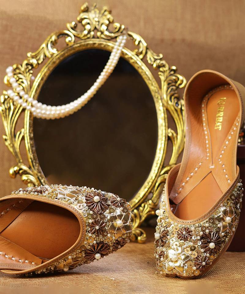 Gold embroidered leather juttis