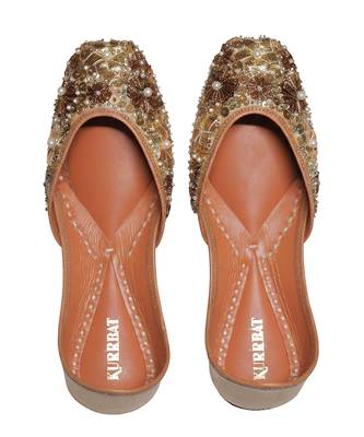 Gold embroidered leather juttis 3