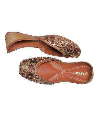 Gold embroidered leather juttis 4