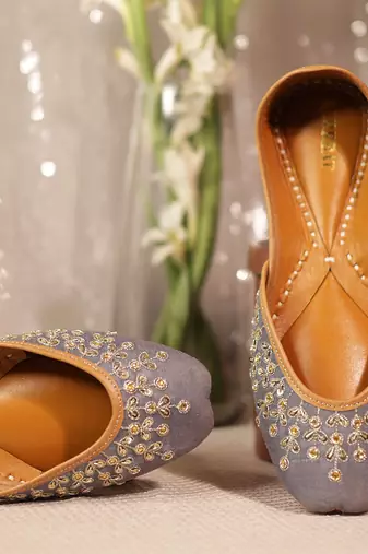 Grey embroidered leather juttis