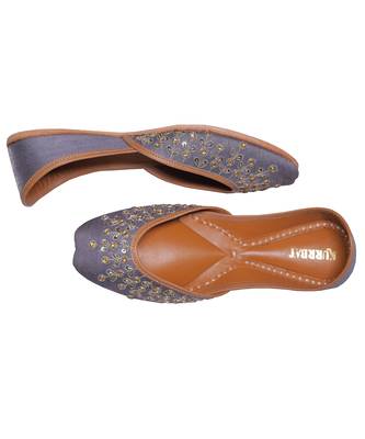 Grey embroidered leather juttis 2