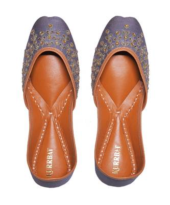 Grey embroidered leather juttis 3