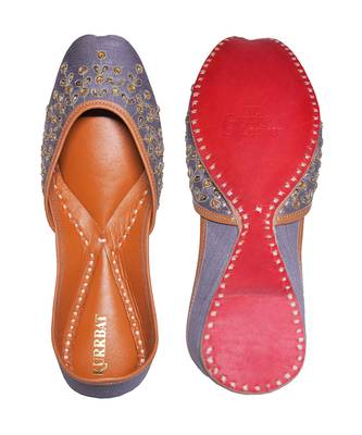 Grey embroidered leather juttis 4