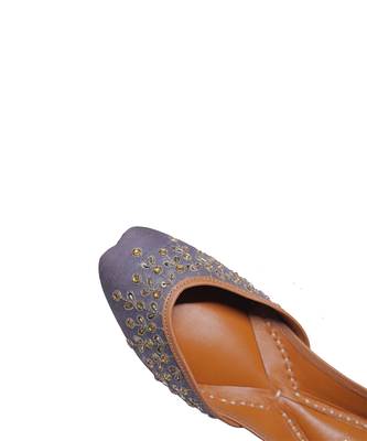 Grey embroidered leather juttis 5