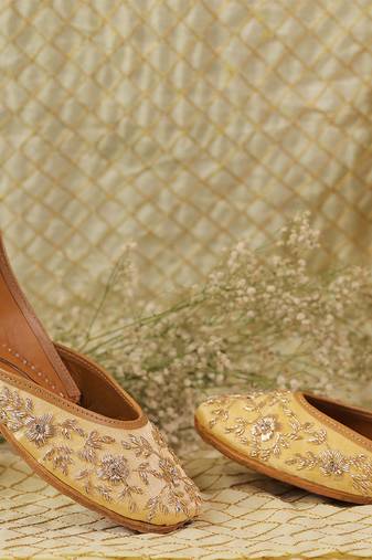 Gold embroidered leather juttis