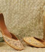 Gold embroidered leather juttis