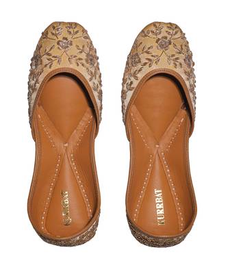 Gold embroidered leather juttis 3
