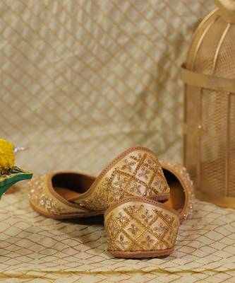 Gold embroidered leather juttis 4