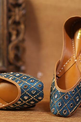 Blue embroidered leather juttis