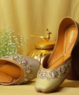 Metallic gold embroidered leather juttis 1