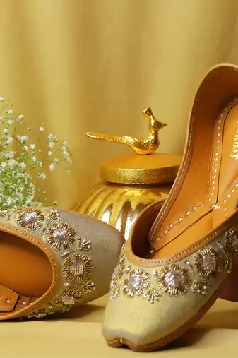 Metallic gold embroidered leather juttis