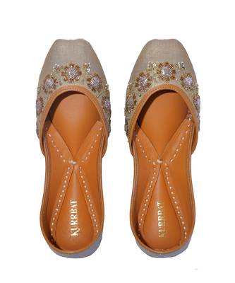 Metallic gold embroidered leather juttis 2