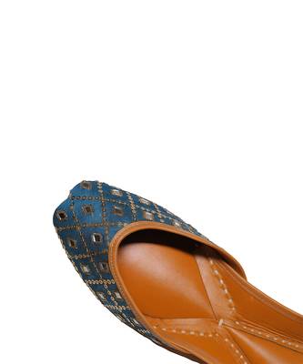 Blue embroidered leather juttis 3