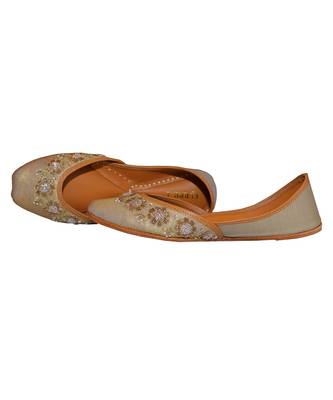 Metallic gold embroidered leather juttis 3