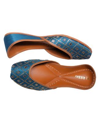 Blue embroidered leather juttis 4