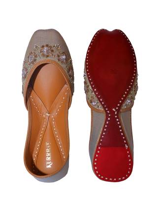 Metallic gold embroidered leather juttis 4
